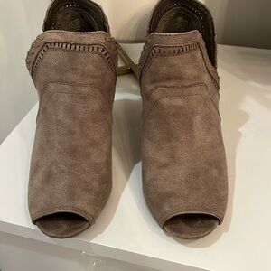 Tan Fergalicious pero toe heeled booties